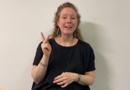 Upptäck samtidskonst på Kiasma – guidad visning på teckenspråk - Magdalena Kintopf-Huuhka