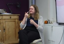 Elin föreläste om teckenspråkiga medier i public service - Elin Westerlund